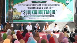Foto: Bupati bersama tokoh agama dan masyarakat saat menghadiri prosesi pembangunan Masjid Sulukul Muttaqin, Pringgasela Selatan.
