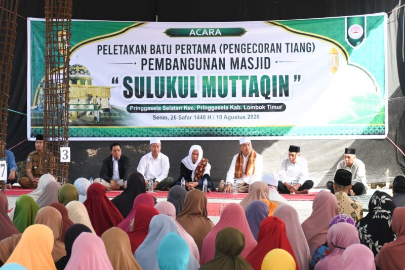 Foto: Bupati bersama tokoh agama dan masyarakat saat menghadiri prosesi pembangunan Masjid Sulukul Muttaqin, Pringgasela Selatan.