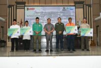 Foto: Bupati Haerul Warisin bersama ketua Baznas usai menyerahkan BPJS Ketenagakerjaan secara simbolis.