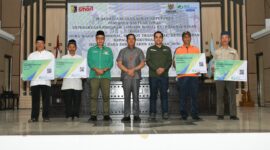 Foto: Bupati Haerul Warisin bersama ketua Baznas usai menyerahkan BPJS Ketenagakerjaan secara simbolis.