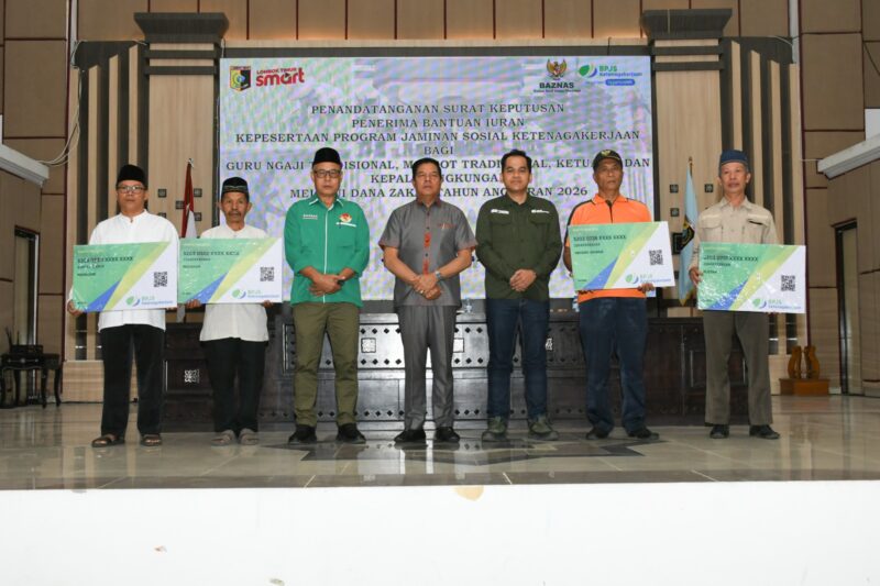 Foto: Bupati Haerul Warisin bersama ketua Baznas usai menyerahkan BPJS Ketenagakerjaan secara simbolis.