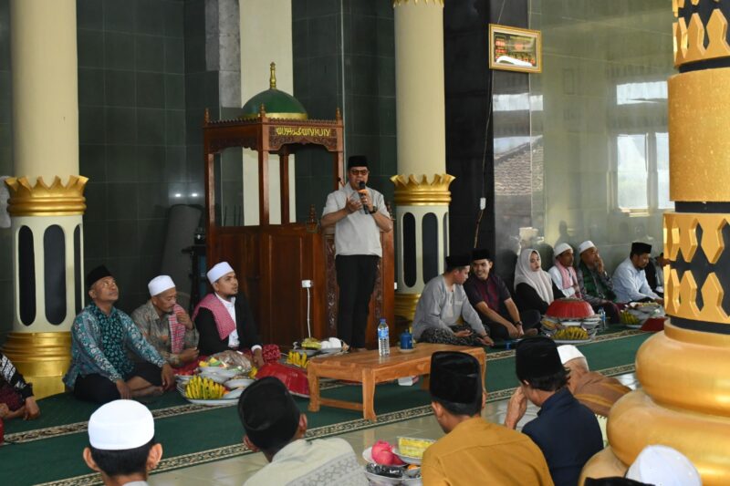 Foto: Bupati Lotim H. Haerul Warisin saat hadiri perayaan Maulid Nabi di Sapit Kecamatan Suela 