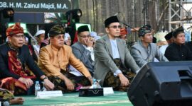 Foto: Bupati dan Wakil Bupati Lotim duduk bersila bersama PB NWDI Tuan Guru Bajang (TGB). 