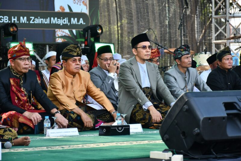 Foto: Bupati dan Wakil Bupati Lotim duduk bersila bersama PB NWDI Tuan Guru Bajang (TGB). 