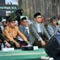Foto: Bupati dan Wakil Bupati Lotim duduk bersila bersama PB NWDI Tuan Guru Bajang (TGB). 