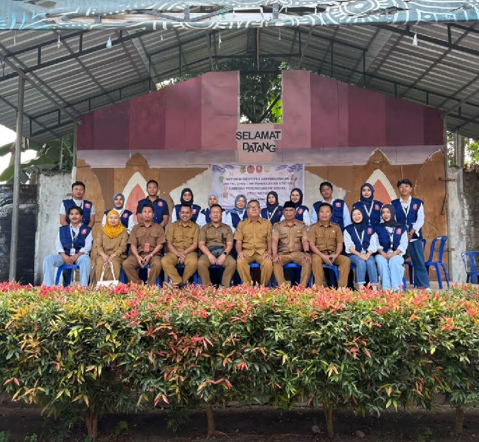 Foto: Pemdes Rempung bersama KKN ITSKes Muhammadiyah Selong usai giat aktivasi Identitas Kependudukan Digital (IKD)