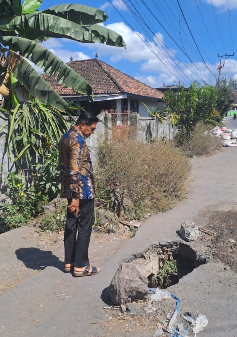 Foto: Bupati Lotim H.Haerul Warisin tinjau jalan rusak di wilayah Kecamatan Lenek