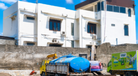 Foto: tampak rumah warga bersebelahan langsung dengan mobil dan alat berat yang terparkir di kawasan PT. Terus Jaya Abadi, Lotim