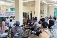 Foto: Ketua Baznas Lotim bersama jajaran saat penyaluran bantuan pada para mustahik di Aula Baznas setempat.