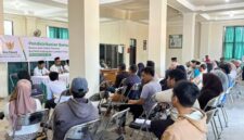 Foto: Ketua Baznas Lotim bersama jajaran saat penyaluran bantuan pada para mustahik di Aula Baznas setempat.