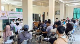 Foto: Ketua Baznas Lotim bersama jajaran saat penyaluran bantuan pada para mustahik di Aula Baznas setempat.