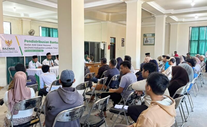 Foto: Ketua Baznas Lotim bersama jajaran saat penyaluran bantuan pada para mustahik di Aula Baznas setempat.