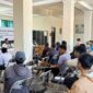Foto: Ketua Baznas Lotim bersama jajaran saat penyaluran bantuan pada para mustahik di Aula Baznas setempat.