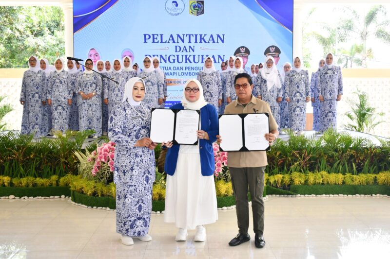 Foto: Bupati Lotim H. Haerul Warisin bersama Pengurus DPC IWAPI Lotim periode 2026-2031