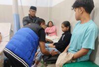 Foto: Sekretaris APPMBGI DPD I NTB, Raden Imam Prasetyo, saat meninjau langsung para korban keracunan maasal di Lombok Tengah.