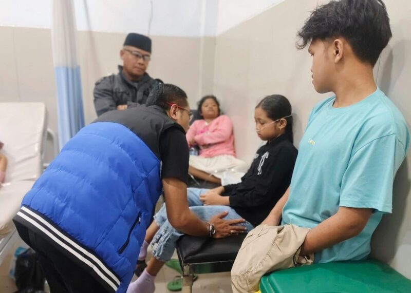 Foto: Sekretaris APPMBGI DPD I NTB, Raden Imam Prasetyo, saat meninjau langsung para korban keracunan maasal di Lombok Tengah.