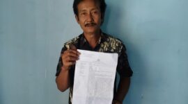 Foto: Sanip warga Dusun Gelumpang, Desa Labuhan Haji menunjukkan bukti laporan polisi atas dugaan penipuan. 