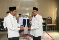 Foto: Wakil Ketua II Bidang Pendistribusian dan Pendayagunaan BAZNAS Kabupaten Lombok Timur, Dr. H. Hamidi, ST., M.Pd.,saat memberikan bantuan di Masjid Jami’ Darusalam Dasan Baru, Desa Bagik Payung Selatan, Kecamatan Suralaga, Lombok Timur.