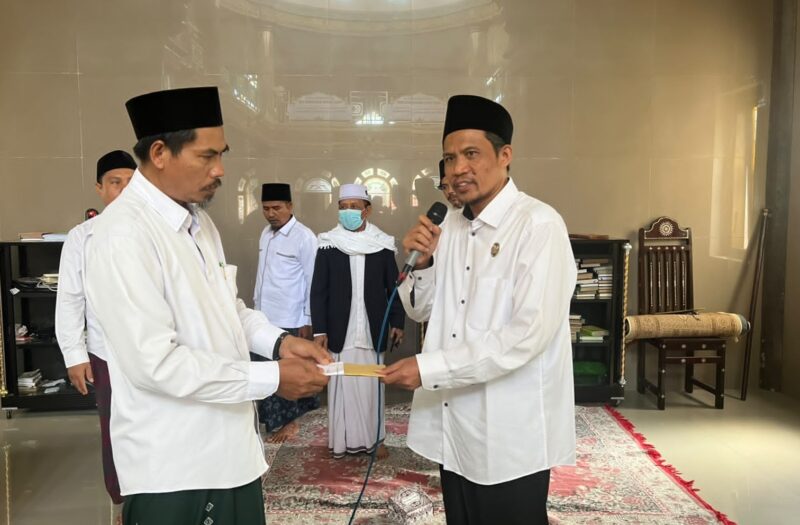 Foto: Wakil Ketua II Bidang Pendistribusian dan Pendayagunaan BAZNAS Kabupaten Lombok Timur, Dr. H. Hamidi, ST., M.Pd.,saat memberikan bantuan di Masjid Jami’ Darusalam Dasan Baru, Desa Bagik Payung Selatan, Kecamatan Suralaga, Lombok Timur.