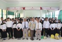 Foto: Prof. Dr. Wiro, S.E., M.Pd (tengah) bersama Rektor dan Dosen ITSKes Muhammadiyah Selong dan mahasiswa baru