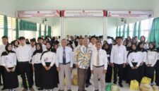 Foto: Prof. Dr. Wiro, S.E., M.Pd (tengah) bersama Rektor dan Dosen ITSKes Muhammadiyah Selong dan mahasiswa baru