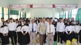 Foto: Prof. Dr. Wiro, S.E., M.Pd (tengah) bersama Rektor dan Dosen ITSKes Muhammadiyah Selong dan mahasiswa baru