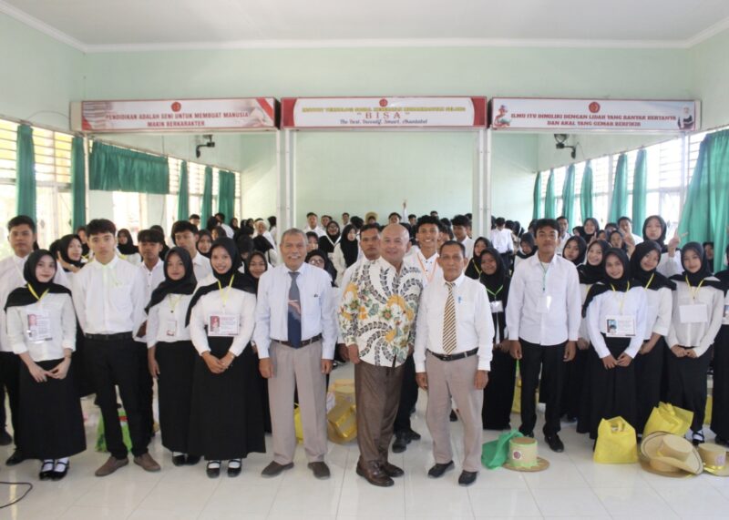 Foto: Prof. Dr. Wiro, S.E., M.Pd (tengah) bersama Rektor dan Dosen ITSKes Muhammadiyah Selong dan mahasiswa baru