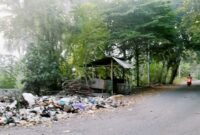 Foto: tumpukan sampah di pesisir lapak Pantai Labuhan Haji