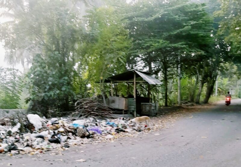 Foto: tumpukan sampah di pesisir lapak Pantai Labuhan Haji