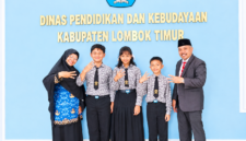 Foto: Kepala Dinas Pendidikan Lotim (kanan) bersama Kepala Sekolah SDN 3 Selong dan siswa siswi perwakilan Juara Kelas.