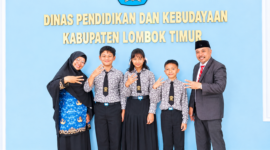 Foto: Kepala Dinas Pendidikan Lotim (kanan) bersama Kepala Sekolah SDN 3 Selong dan siswa siswi perwakilan Juara Kelas.
