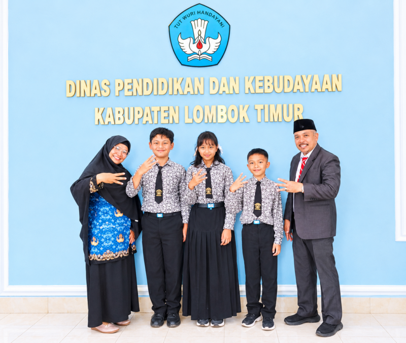 Foto: Kepala Dinas Pendidikan Lotim (kanan) bersama Kepala Sekolah SDN 3 Selong dan siswa siswi perwakilan Juara Kelas.