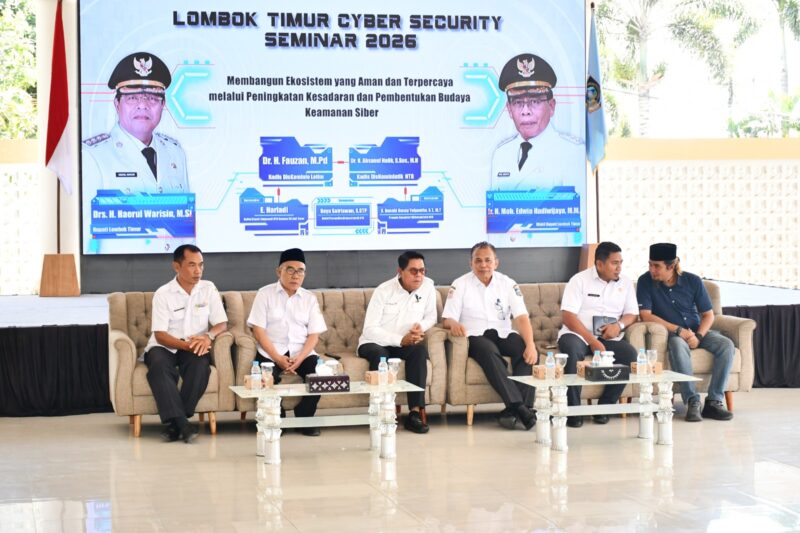Foto: Bupati Lotim H. Haerul Warisin dan jajaran bersama Kadis Kominfo dan Persandian NTB saat membuka seminar Lombok Timur Cyber Security Seminar 2026 di Pendopo Bupati.