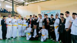 Foto: Bupati Lotim bersama pengurus IPSI, KONI dan Kadis Pendidikan Lotim bersama sejumlah wasit juri dan peserta yang mengikuti turnamen Bupati Cup IPSI 2026