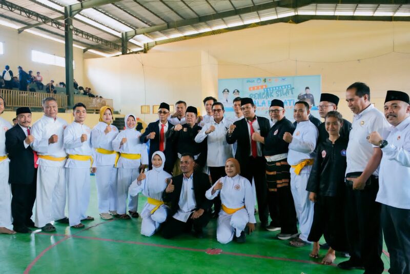 Foto: Bupati Lotim bersama pengurus IPSI, KONI dan Kadis Pendidikan Lotim bersama sejumlah wasit juri dan peserta yang mengikuti turnamen Bupati Cup IPSI 2026