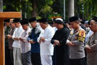 Foto: Bupati bersama jajaran Forkopimda dan seluruh karyawan Pemerintah Kabupaten Lombok Timur menggelar salat Istisqa di pelataran Kantor Bupati Lombok Timur.