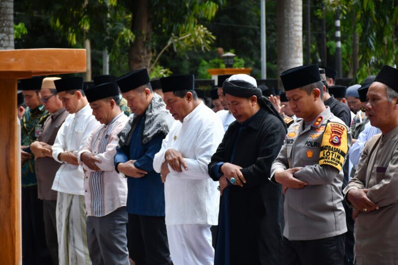 Foto: Bupati bersama jajaran Forkopimda dan seluruh karyawan Pemerintah Kabupaten Lombok Timur menggelar salat Istisqa di pelataran Kantor Bupati Lombok Timur.