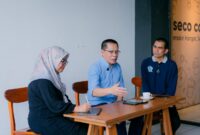 Foto: Wakil Bupati Lombok Timur, H. Moh. Edwin Hadiwijaya bersama Ketua Lombok Research Center (LRC) dalam diskusi bertajuk 'Strategi Kebijakan Lombok Timur dalam Adaptasi dan Mitigasi Perubahan Iklim Sektor Pertanian untuk Menekan Kemiskinan Ekstrem'