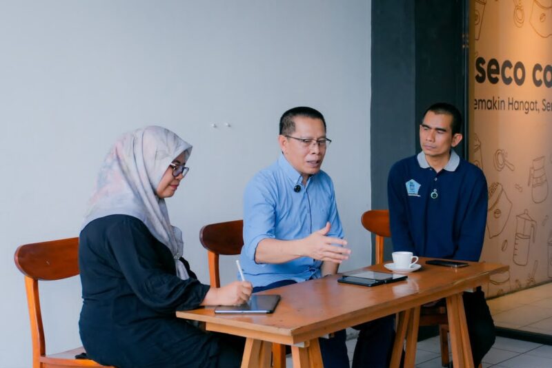 Foto: Wakil Bupati Lombok Timur, H. Moh. Edwin Hadiwijaya bersama Ketua Lombok Research Center (LRC) dalam diskusi bertajuk 'Strategi Kebijakan Lombok Timur dalam Adaptasi dan Mitigasi Perubahan Iklim Sektor Pertanian untuk Menekan Kemiskinan Ekstrem'