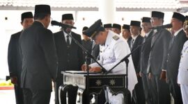 Foto: Suasana pelantikan 155 pejabat administrator dan pengawas serta tiga kepala puskesmas di lingkungan Pemerintah Kabupaten Lombok Timur di Pendopo Bupati.