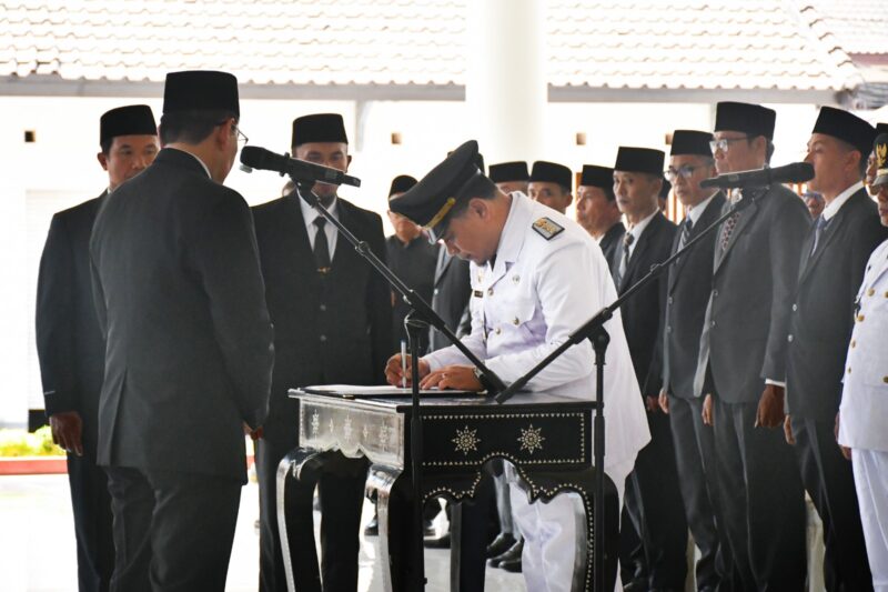 Foto: Suasana pelantikan 155 pejabat administrator dan pengawas serta tiga kepala puskesmas di lingkungan Pemerintah Kabupaten Lombok Timur di Pendopo Bupati.