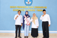 Foto: Putri Rahayu (tengah) juara I Puteri Anak Indonesia NTB, bersama Sekretaris Dinas Pendidikan Lombok Timur bersama Kepala SMPN 1 Sakra Barat dan guru pembimbing.