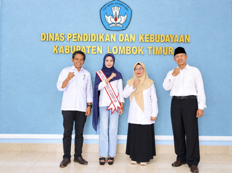 Foto: Putri Rahayu (tengah) juara I Puteri Anak Indonesia NTB, bersama Sekretaris Dinas Pendidikan Lombok Timur bersama Kepala SMPN 1 Sakra Barat dan guru pembimbing.