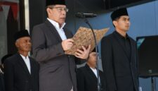 Foto: Wakil Bupati Lombok Timur, H. Moh. Edwin Hadiwijaya, saat peringati Hari Santri Nasional di Pemda Lombok Timur.