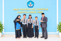 Foto: Kepala Dinas Pendidikan Lotim (kanan) bersama Kepala Sekolah SDN 3 Selong dan siswa siswi perwakilan Juara Kelas. 