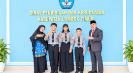 Foto: Kepala Dinas Pendidikan Lotim (kanan) bersama Kepala Sekolah SDN 3 Selong dan siswa siswi perwakilan Juara Kelas. 