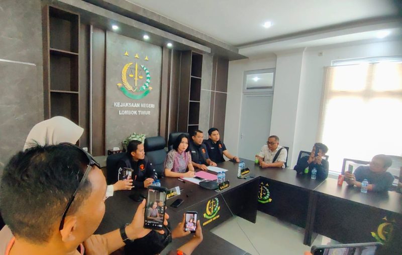 Foto: Konfrensi Pers Kejari Lombok Timur terkait penetapan tersangka Kades dan Bendahara Desa Kotaraja.